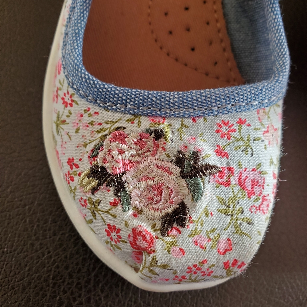 Rose Embroidered Tiny Toms